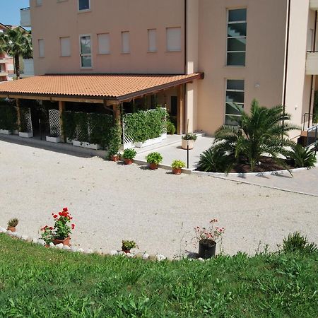Hotel Europa Nereto Экстерьер фото