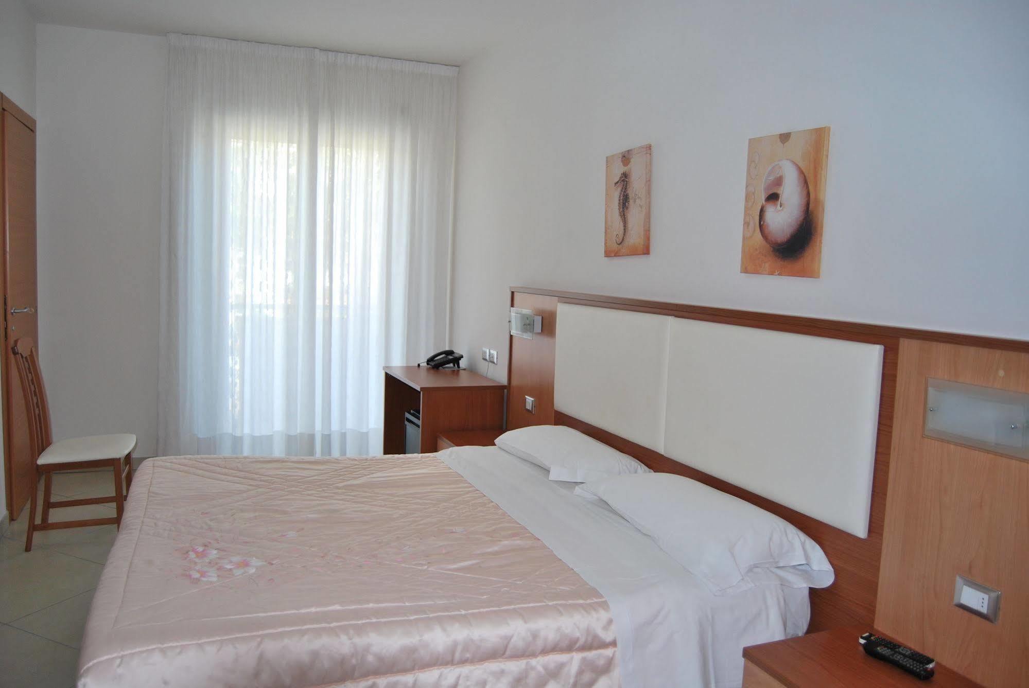 Hotel Europa Nereto Экстерьер фото