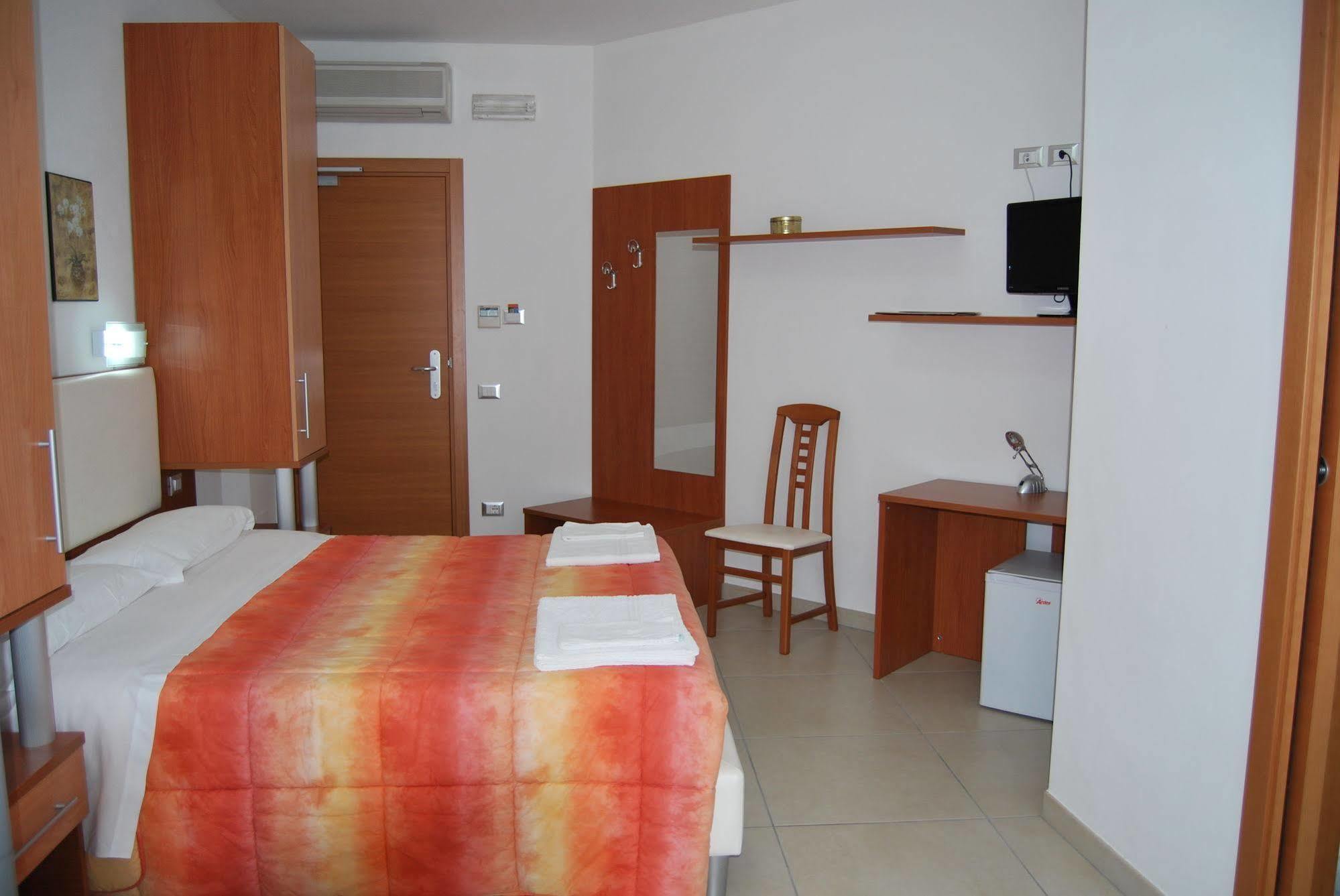 Hotel Europa Nereto Экстерьер фото